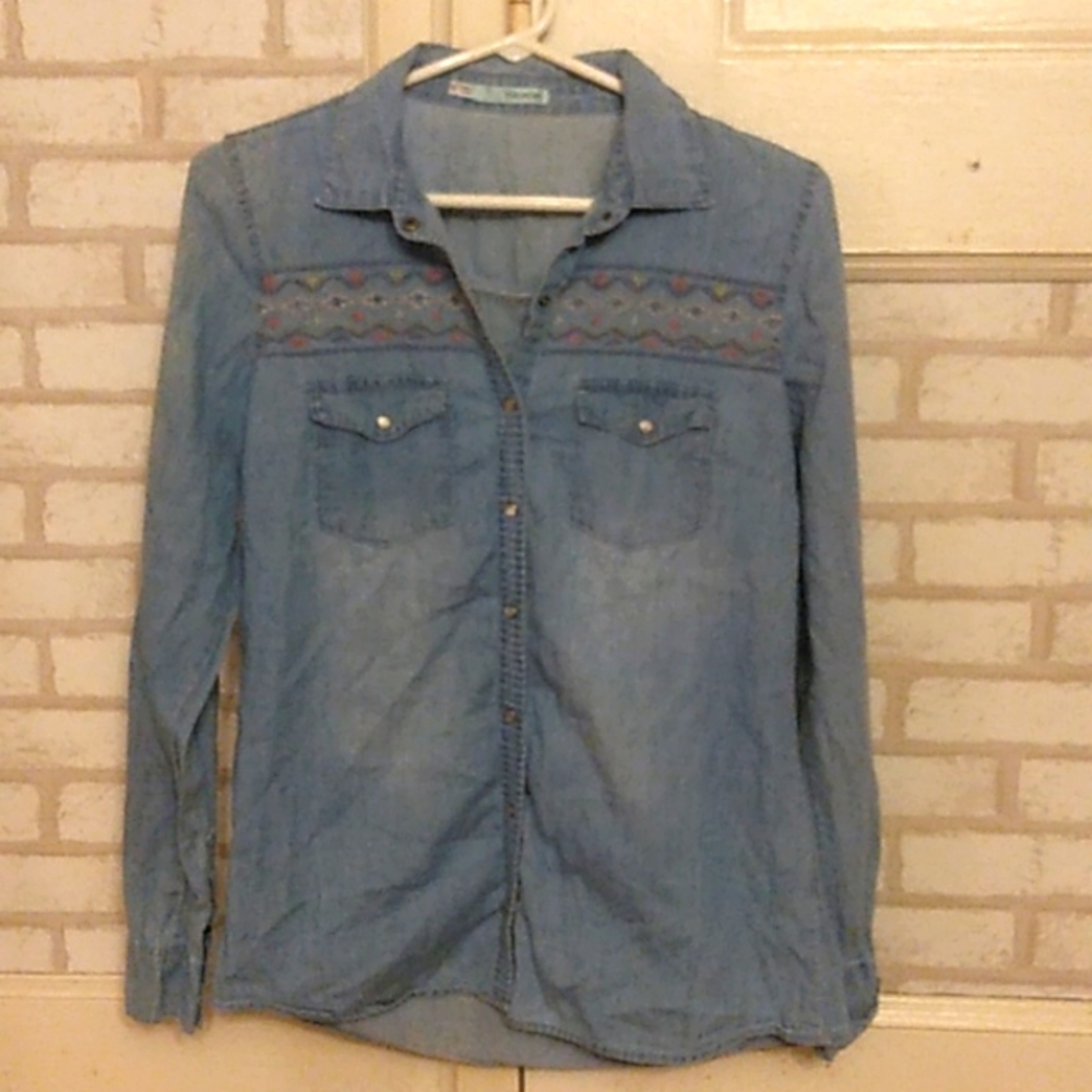 Maurices women's size small long sleeved button up shirt (J4)